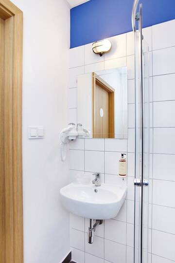 Фото номера Стандартный номер с кроватью размера &quot;queen-size&quot; Отель Koszary Arche Hotel г. Гура-Кальвария 3