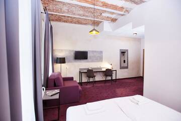 Фото номера Стандартный номер с кроватью размера &quot;queen-size&quot; Отель Koszary Arche Hotel г. Гура-Кальвария 10