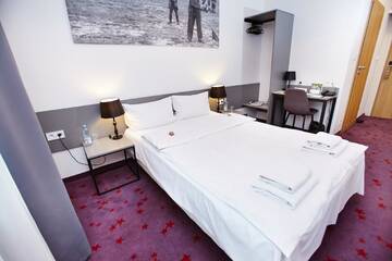 Фото номера Стандартный номер с кроватью размера &quot;queen-size&quot; Отель Koszary Arche Hotel г. Гура-Кальвария 7