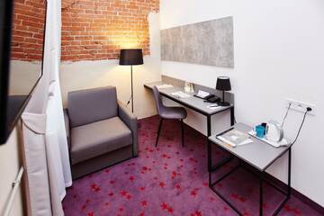 Фото номера Стандартный номер с кроватью размера &quot;queen-size&quot; Отель Koszary Arche Hotel г. Гура-Кальвария 4