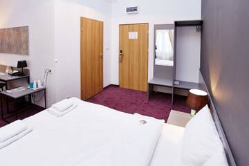 Фото номера Стандартный номер с кроватью размера &quot;queen-size&quot; Отель Koszary Arche Hotel г. Гура-Кальвария 6