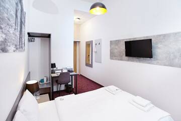 Фото номера Двухместный номер с 1 большой кроватью Отель Koszary Arche Hotel г. Гура-Кальвария 7