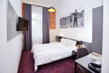 Фото номера Двухместный номер с 1 большой кроватью Отель Koszary Arche Hotel г. Гура-Кальвария 8