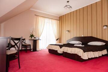 Фото номера Трехместный номер Отель Hotel Podzamcze г. Гура-Кальвария 2